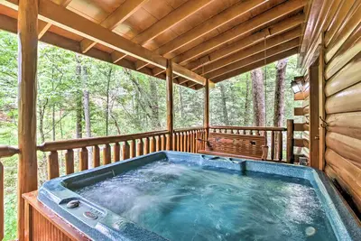 Image de Nouveau! Log Cabin romantique Pigeon Forge avec bain à remous!