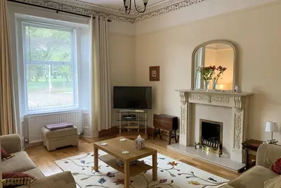 Image de Maison victorienne spacieuse avec de nombreux détails originaux.