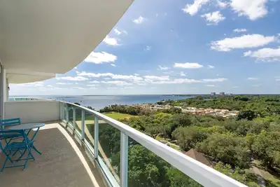 Image de Sortez de la tempête et entrez dans ce magnifique condo de 2 chambres à Coconut Grove - 239 $! !