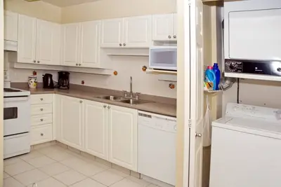 Image de Spacieux meublé de luxe 2 chambres, 2 salles de bains, 2 parkings faciles à partager;