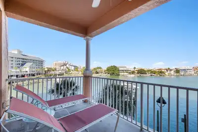 Image de Bord de l'eau de luxe - décor tropical -3 Bdr / 2Bth-1824 pieds carrés avec Tv Lcd!
