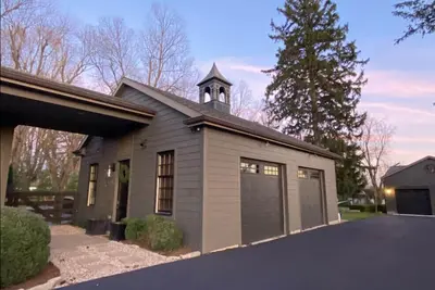 Maison de transport moderne et élégante à Varsovie historique