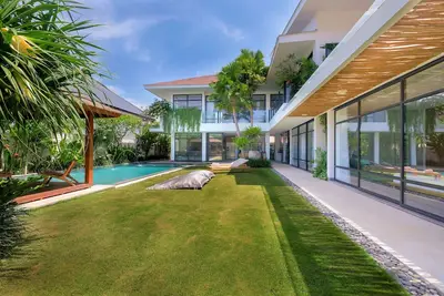 Image de 4 chambres avec piscine privée