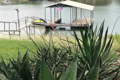 Image de Lakefront House et cabine sur le lac Brownwood