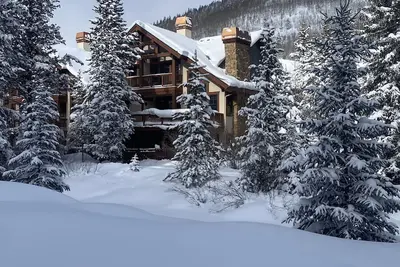 Image de Nouvelle liste. Maison de ville côté ruisseau / côté ski