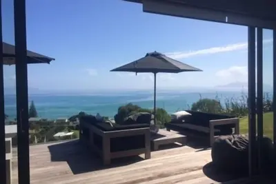 Image de Maison de plage moderne avec une vue imprenable sur l'océan