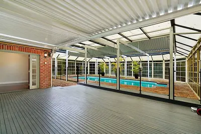 Image de Alices Lake House, Speers Point, vue sur l'eau du lac Macquarie et piscine intérieure,