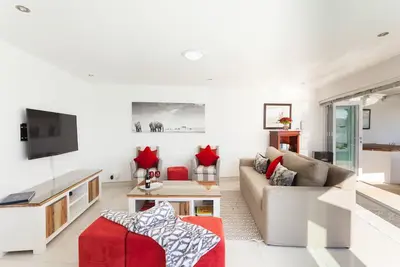 Image de 1 villa B, superbe piscine et jardin vue panoramique sur la montagne et la mer.