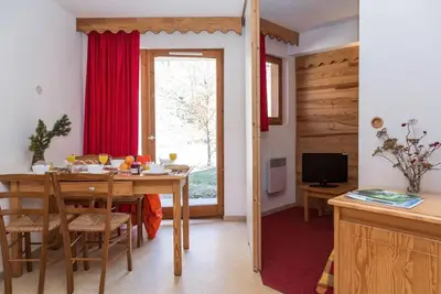 Image de 300m du centre station, balcon, télévision, casier à ski, 38m², Valmeinier