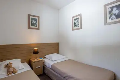 Image de 200m du centre station, remise en forme, piscine, sauna, balcon, télévision, casier à ski, 42-44m²