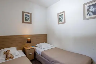 Image de 200m du centre station, remise en forme, piscine, sauna, balcon, télévision, casier à ski, 28m²