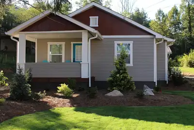 Image de Nouvelle Liste! Beautiful Cottage, à quelques pas du centre-ville de Blue Ridge!