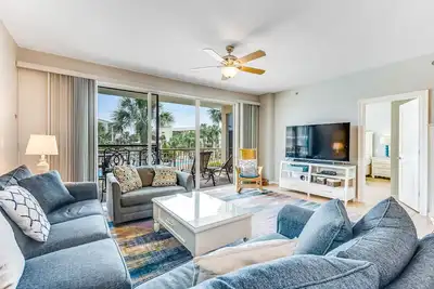 Image de Magnifique condo côtier avec piscine partagée, basket-ball et accès facile à la plage