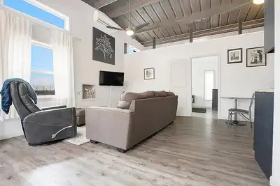 Image de Une chambre industrielle moderne avec mezzanine