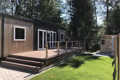 Image de Mobile home moderne avec sauna extérieur sur le lac Murner
