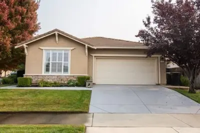 Image de Maison contemporaine avec piscine à Roseville Sacramento