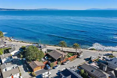 Image de Bungalow Oceanfront Beach à Pleasure Point Surfing Beach!