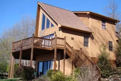 Image de Chalet en bois de cèdre immaculé à Cascade Mountain Resort avec des vues spectaculaires