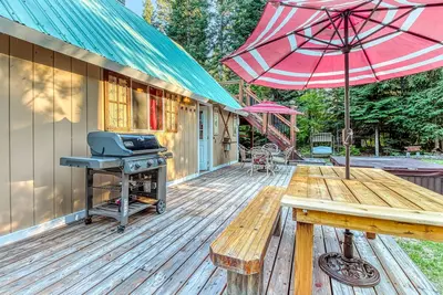Image de Cozy, chalet boisé w / deux ponts et un bain à remous privé - chiens Ok!
