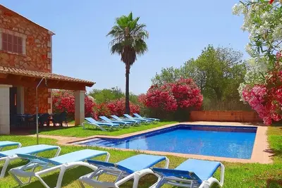 Maison de campagne nouvellement construite dans un endroit isolé avec A \/ C et piscine privée près de Es Trenc!