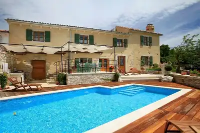 Image de Villa en pierre traditionnelle dans un cadre magnifique avec vue sur la mer et à 900 mètres de la baie de Trget!