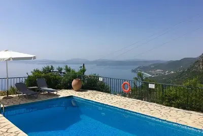 Image de Villa élégante, climatisation, piscine privée, vue imprenable sur la mer depuis toutes les chambres \/ terrasses à proximité de Nissaki!