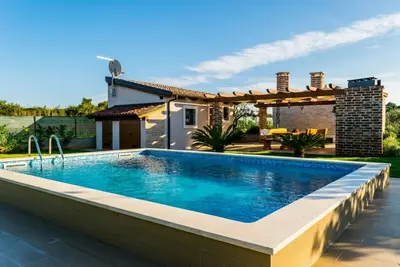 Image de Charmant cottage rond nouvellement construit avec A \/ C et piscine privée et proche de la plage!