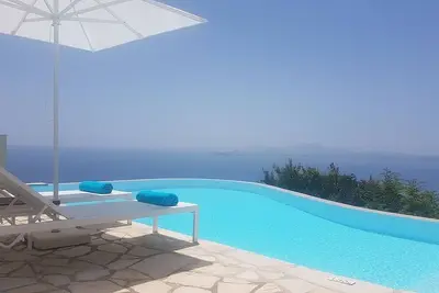 Image de Villa élégante avec A \/ C, piscine privée à débordement, vues spectaculaires sur la mer de la baie d'Agni et de la ville de Corfou!