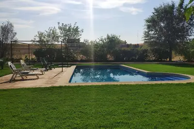 Image de Belle villa avec jardin, barbecue et piscine