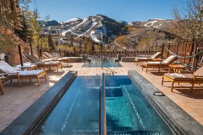 Image de * Nouveau * Magnifique luxe de ski-in / out Deer Valley. Piscine, gymnase, service de voiturier, après-ski.