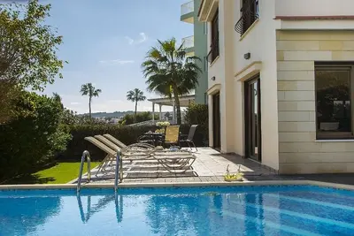 Image de Villa familiale individuelle, A \/ C, piscine privée à seulement 200 mètres de la mer au coeur de Protaras!
