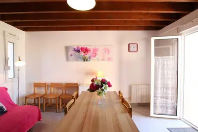 Image de Maison familiale en bord de mer avec terrasse, 4 chambres et équipements modernes à Surtainville