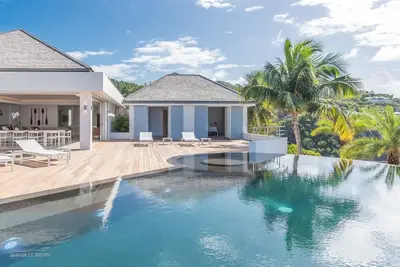 Image de Villa de 3 chambres avec vue sur la mer et le coucher du soleil, piscine à débordement, jacuzzi et salle de fitness
