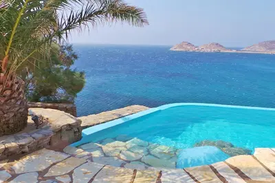 Image de Villa Zenas est une belle propriété en bord de mer sur la plage de Lia, près de Ano-Mera