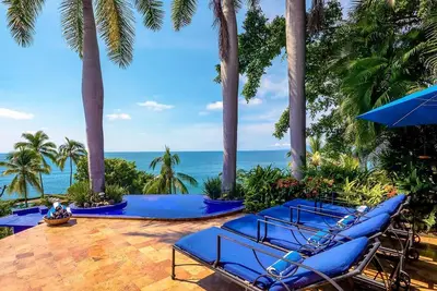 Image de Vues incroyables, accès direct à la plage, piscine à débordement chauffée, service de cuisine + ménage, climatisation, Wi-Fi gratuit