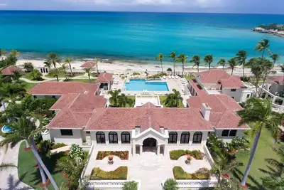 Image de Dernier luxe sur la plage, piscine chauffée, gymnase bien équipé, court de tennis