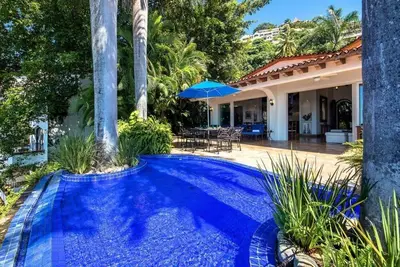 Image de Vues étonnantes, accès direct à la plage, piscine à débordement chauffée, service de cuisinier et de ménage, climatisation, Wifi gratuit