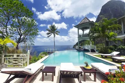 Image de Vues hypnotiques fascinantes sur Piton \/ l'océan, personnel complet, y compris chef, climatisation, piscine, Wifi gratuit, concierge