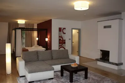 Image de Belle villa moderne avec de grandes suites au milieu des montagnes