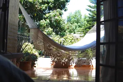 Image de Chambre très bien éclairée dans une villa avec piscine