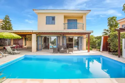 Image de Latchi Marina View - Spacieuse villa avec une grande piscine et comprend Wi-Fi