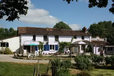 Image de L'Etable (2 chambres, 4\/6 personnes) Ferme rénovée du 16ème siècle avec piscine