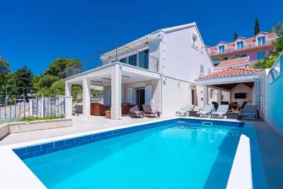 Image de Charmante villa en pierre de 5 chambres avec piscine privée et vue sur la mer