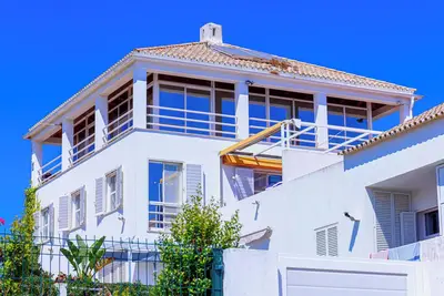 Image de Proche de la plage, vue sur la mer, piscine communautaire, à chaque étage une chambre m. salle de bain