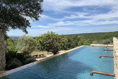 Image de Petite maison provençale typique avec piscine dans le Luberon, calme et vue