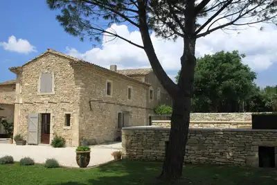 Image de Menerbes ancienne cave a vin en pierre avec piscine securisee & jardin cloture