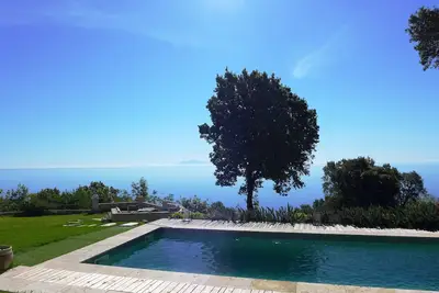 Image de Epoustouflante Vue Mer  Breathtaking Sea View8 personnes. 9e pers possible