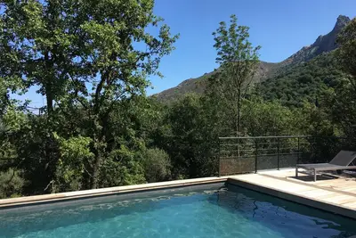 Villa d'architecte avec piscine chauffée, vue sur la vallée, au calme