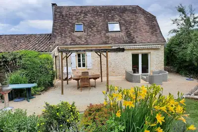 Image de Maison en pierre avec piscine à 200 mètres d'un petit village. Cul de sac.