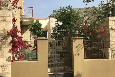 Image de Maison traditionnelle spacieuse en pierre dans un petit village